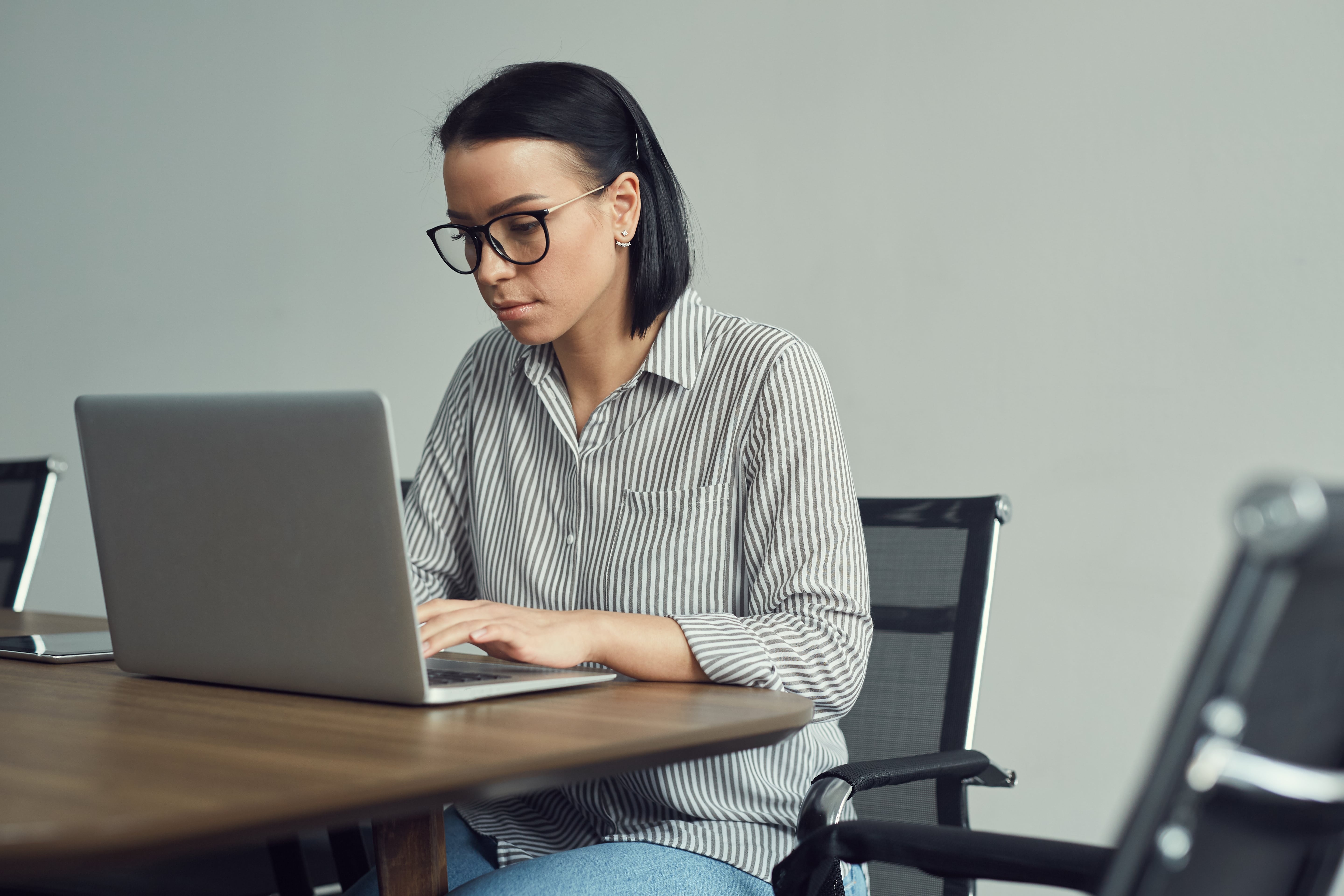 Femme tapant sur un ordinateur portable