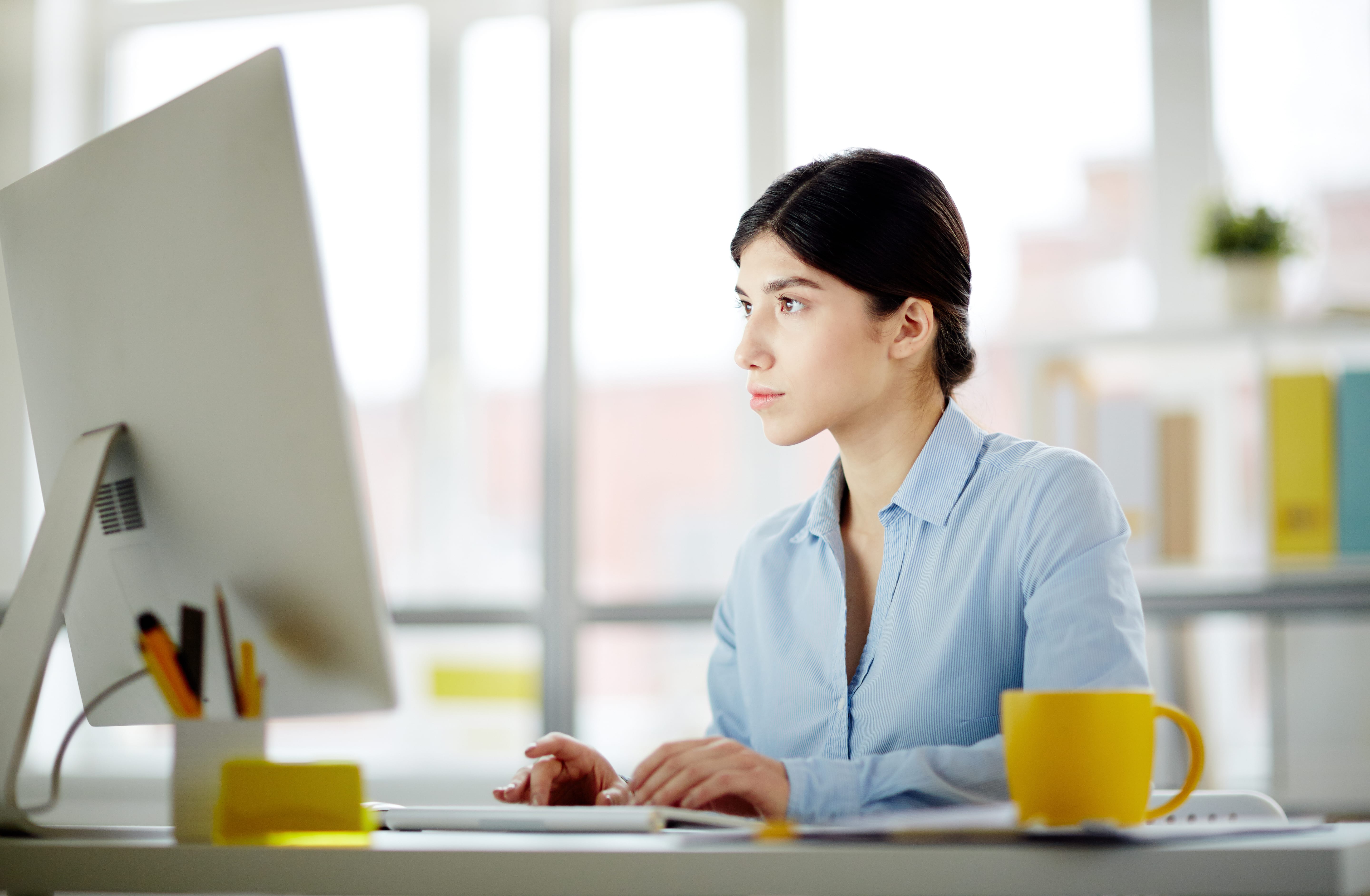 Femme tapant sur un ordinateur portable