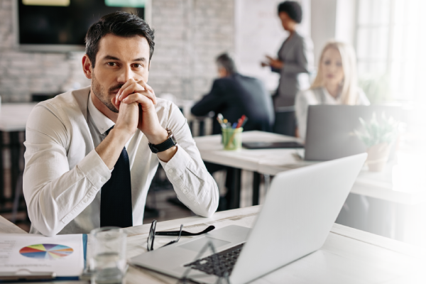 Un homme tapant sur le clavier d’un ordinateur portable