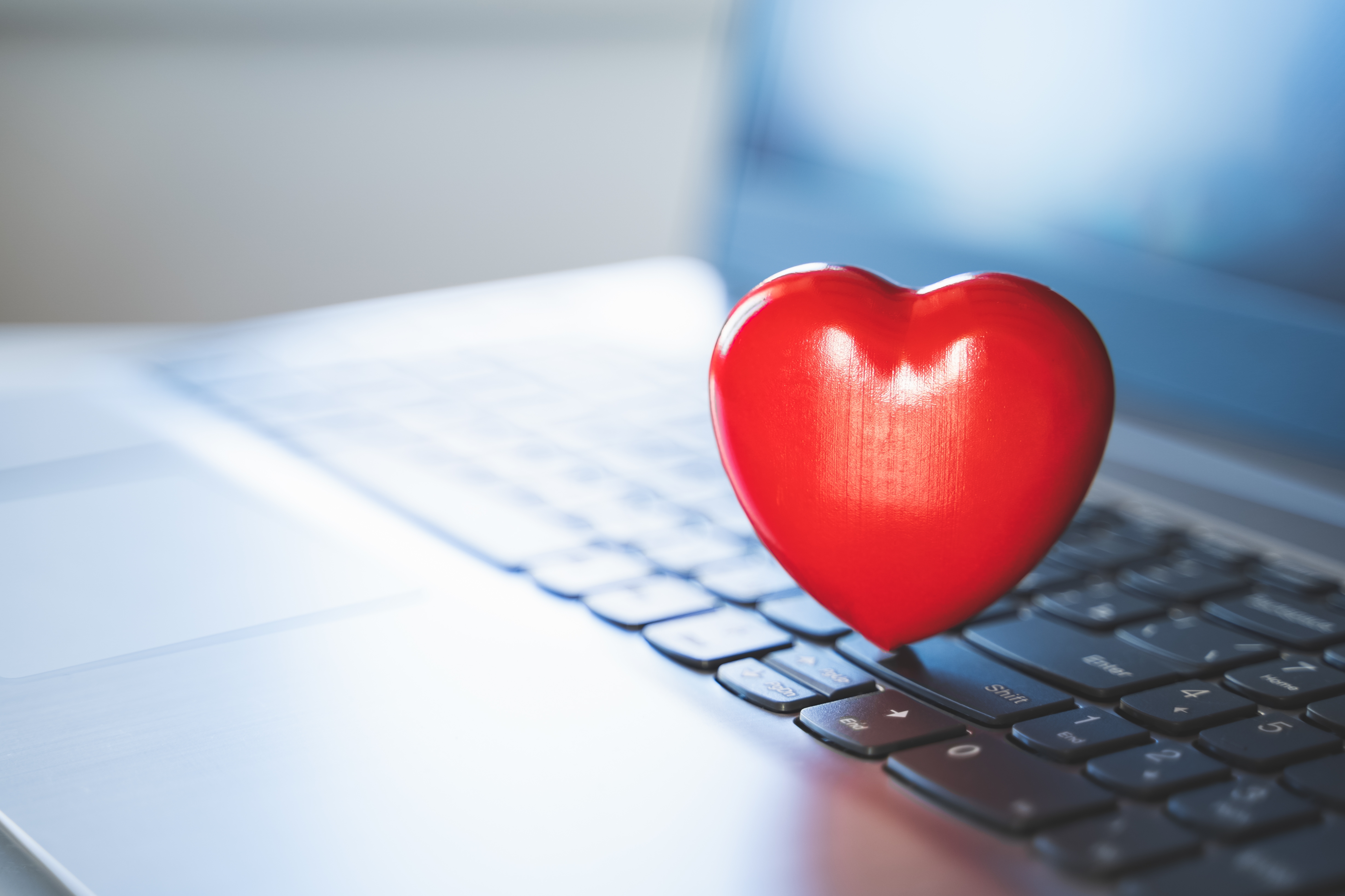 Gros cœur rouge sur un clavier d’ordinateur portable