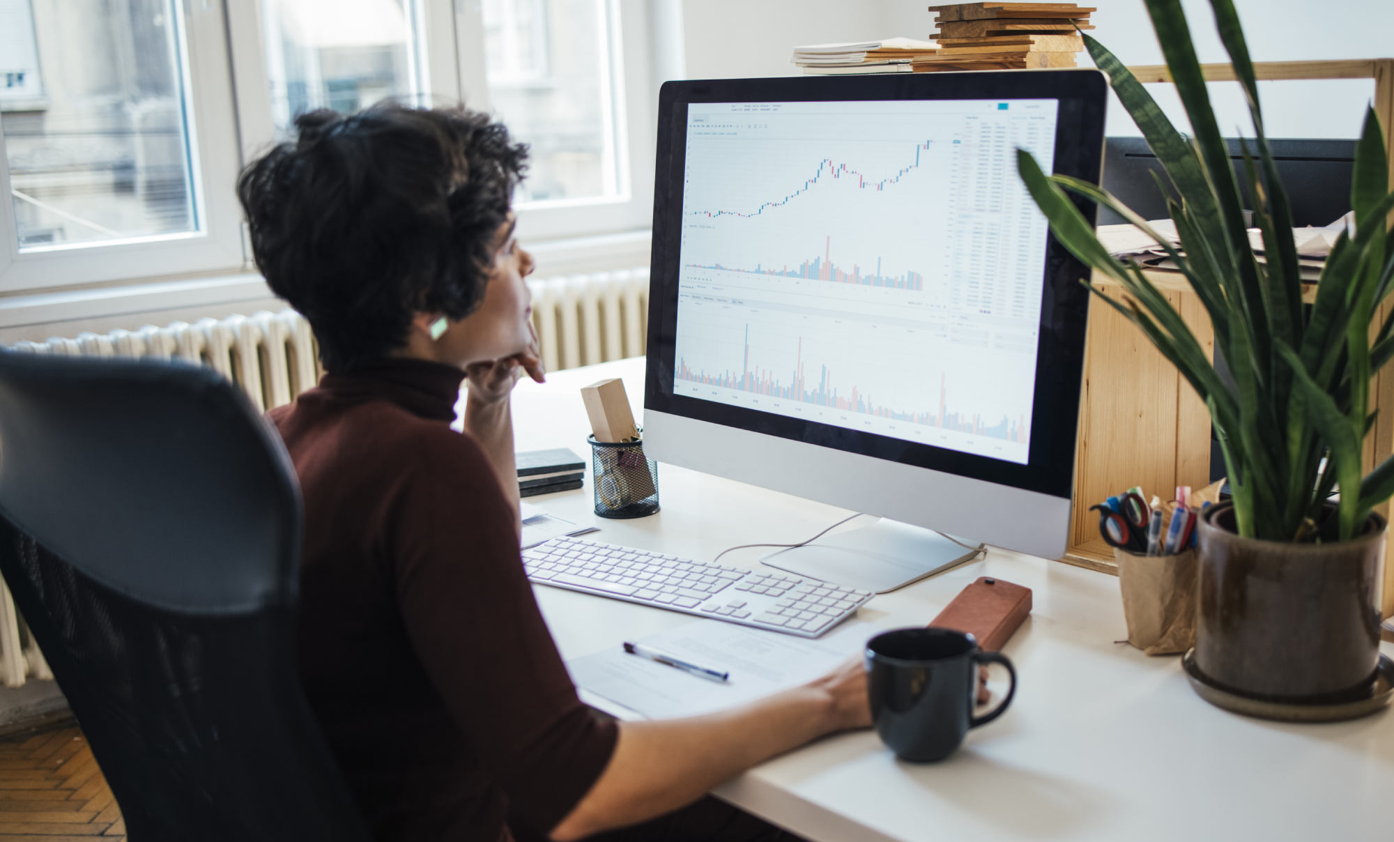 Femme d’affaires qui consulte des graphiques sur un ordinateur
