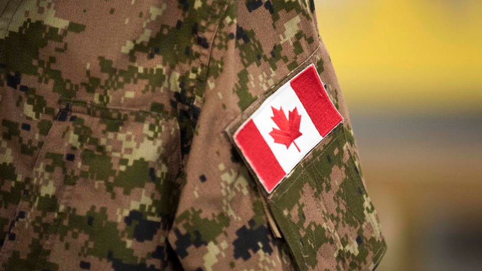 Écusson du drapeau canadien sur la manche d’une tenue de camouflage