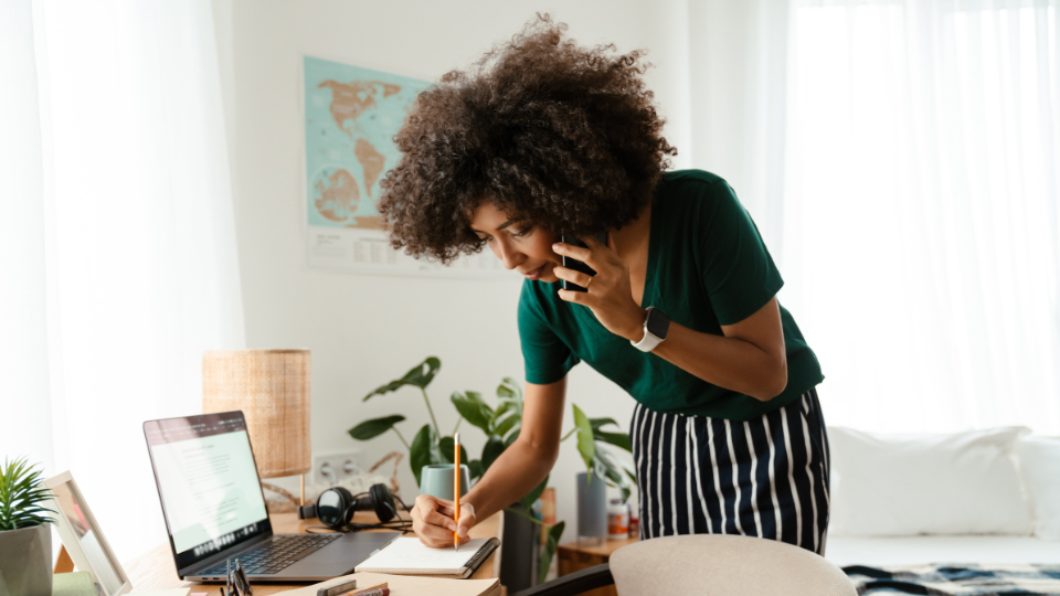 Femme parlant avec son téléphone cellulaire