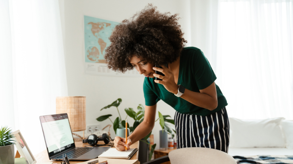 Femme parlant avec son téléphone cellulaire