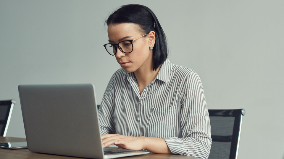 Femme tapant sur un ordinateur portable