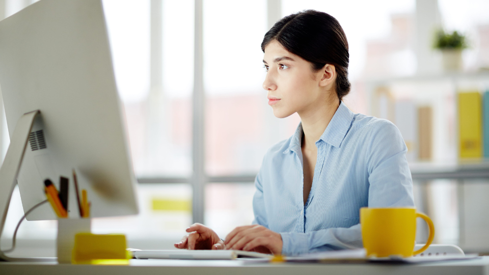 Femme tapant sur un ordinateur portable