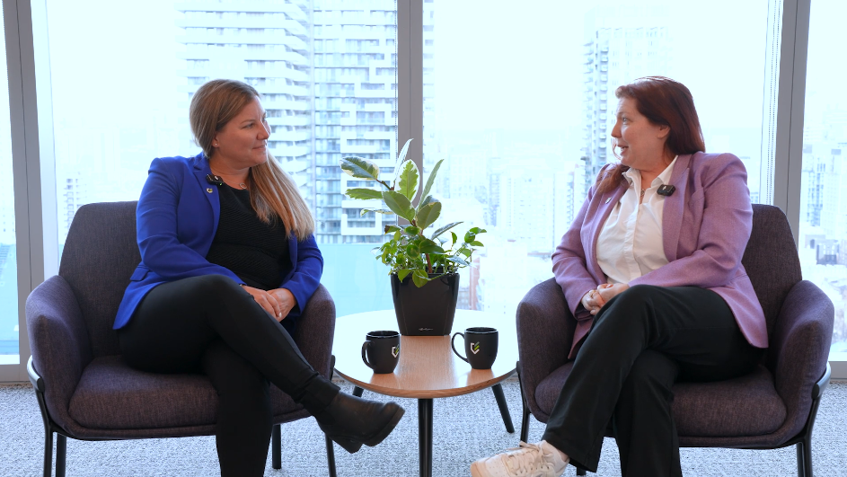 Karen McGuinness, de l’OCRI, discute avec Michelle Beyo, chef de la direction et fondatrice de Finavator, des services bancaires axés sur les consommateurs au Canada