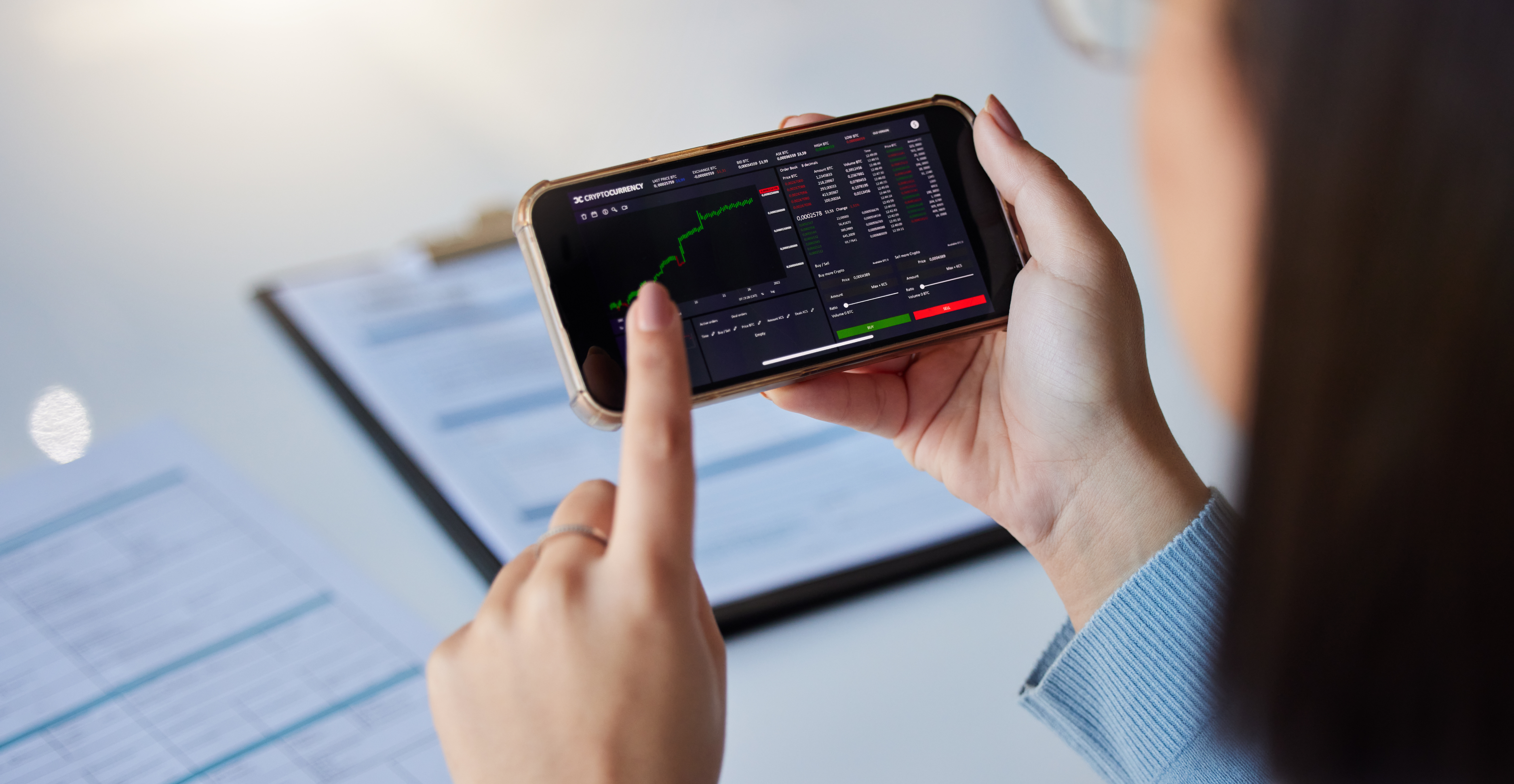 Une personne parcourant une plateforme de placement autonome sur son cellulaire