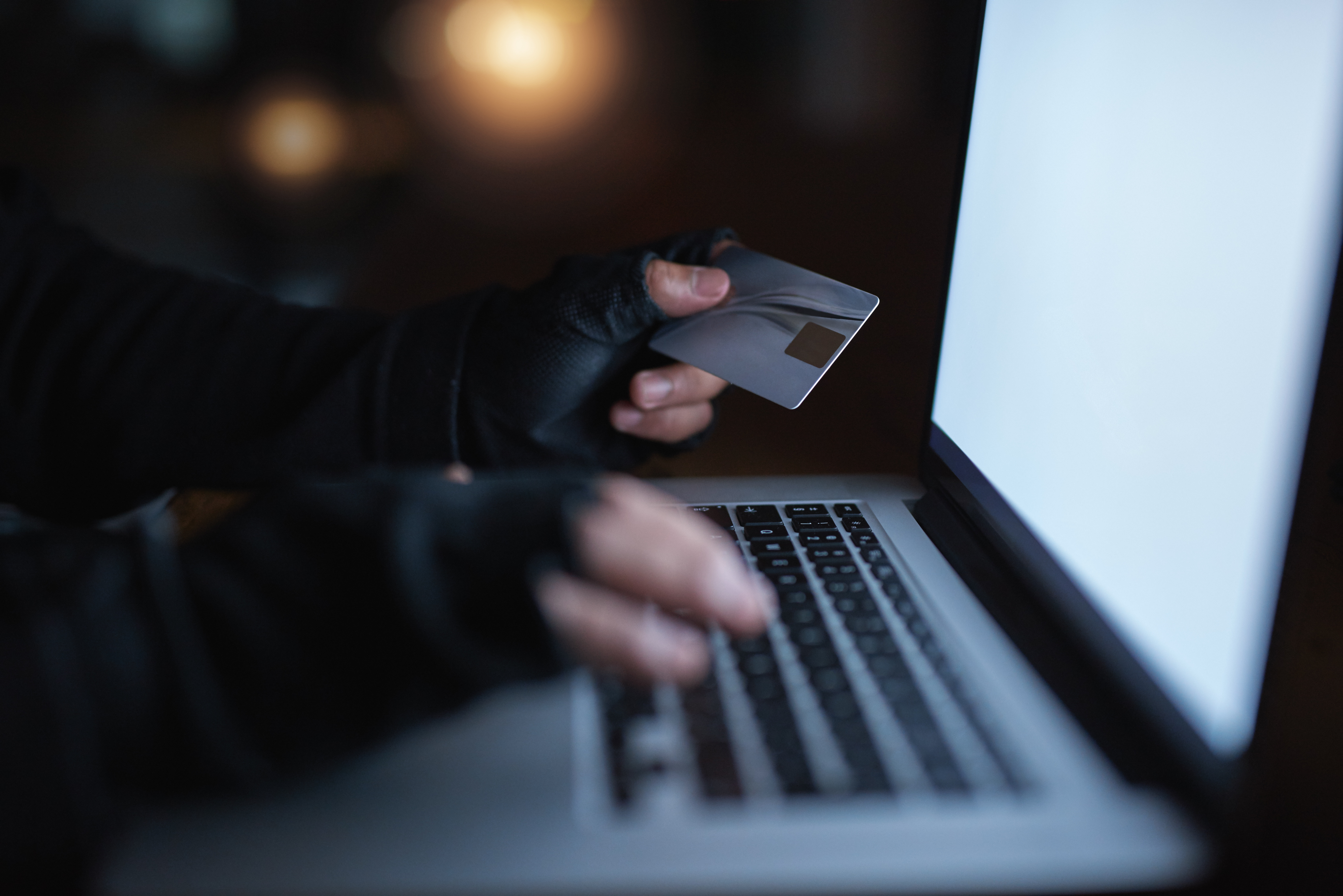 Un malfaiteur utilise une carte de crédit volée.