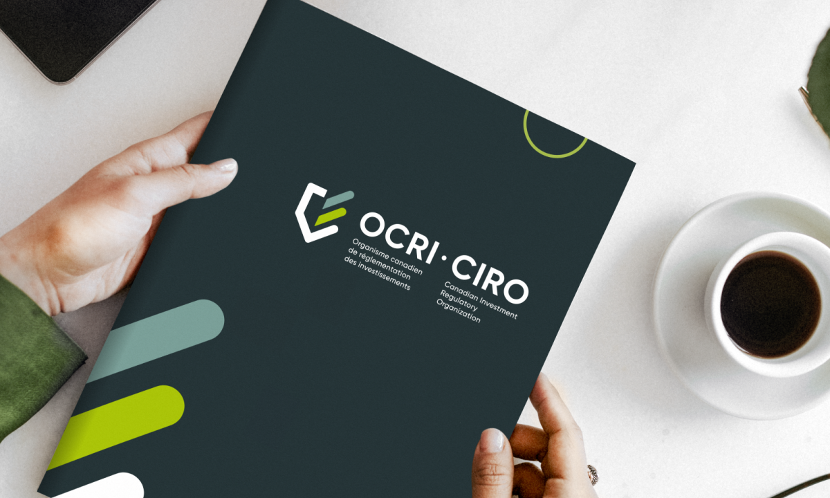 Photo de mains tenant le rapport sur les priorités de l’OCRI pour l’exercice 2024