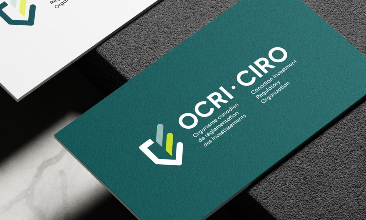 Photo d’une carte professionnelle de l’OCRI sur une table